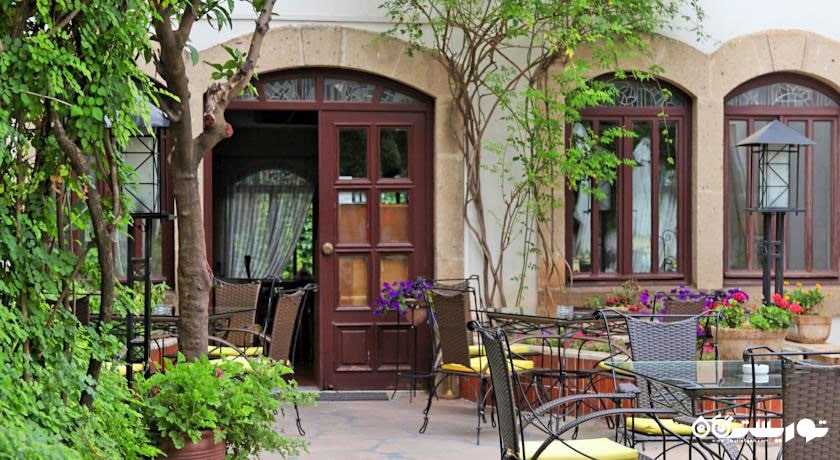 نشیمن فضای باز هتل آسپن